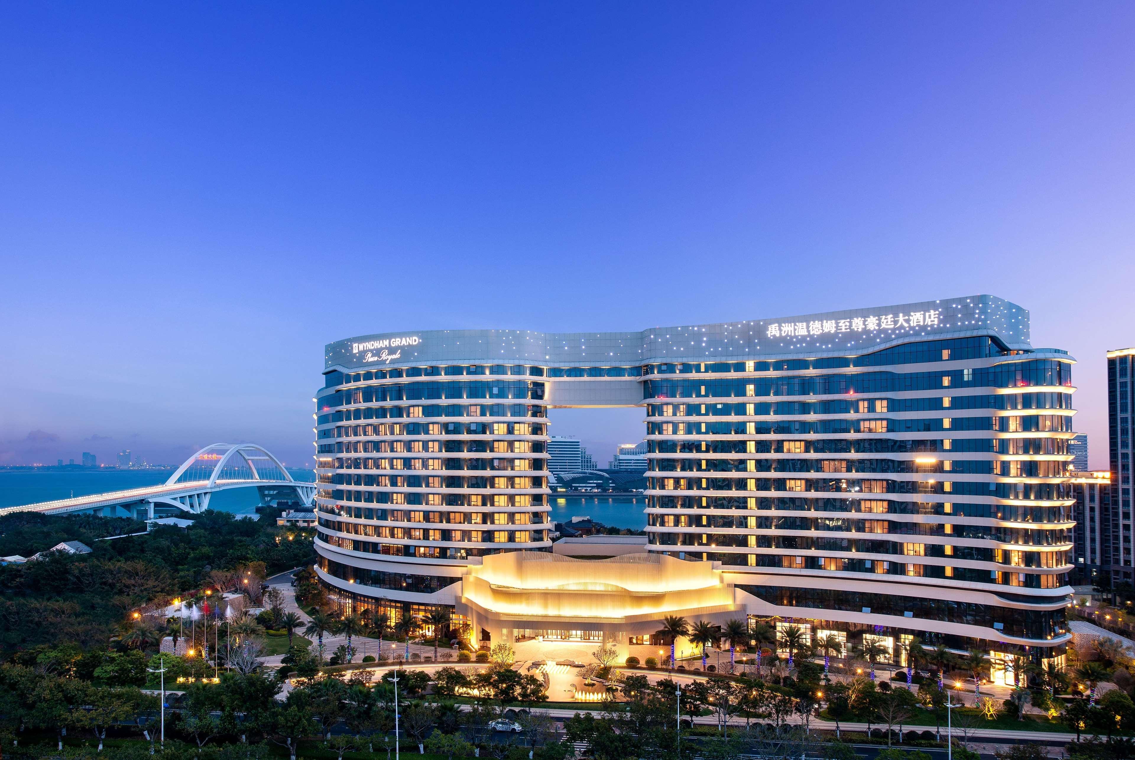 Wyndham Grand Plaza Royale Yuzhou Xiamen Wuyuan Bay Hotel Bagian luar foto