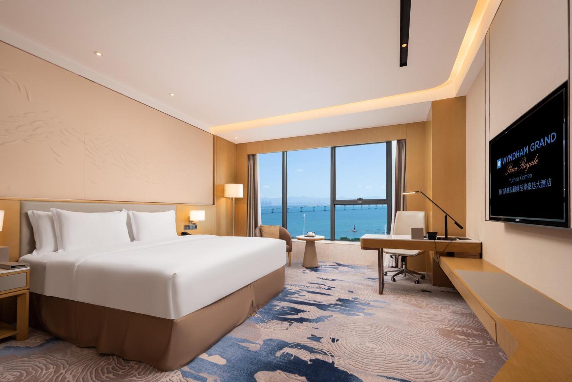 Wyndham Grand Plaza Royale Yuzhou Xiamen Wuyuan Bay Hotel Bagian luar foto