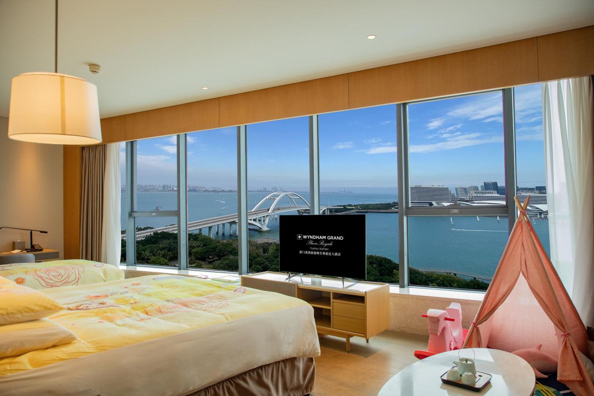 Wyndham Grand Plaza Royale Yuzhou Xiamen Wuyuan Bay Hotel Bagian luar foto
